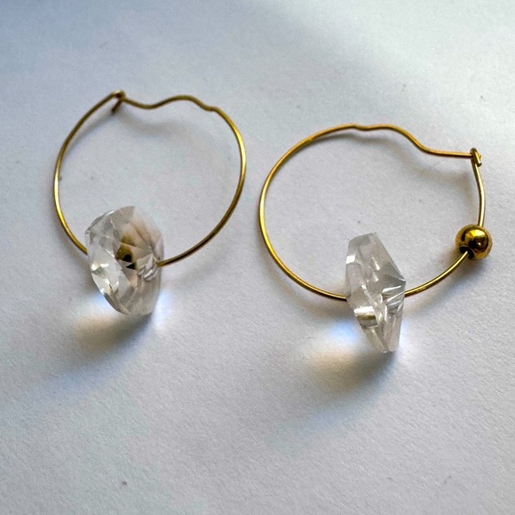 ✨Vintage Beautiful Delicate Gold Hoop Earrings with Heart Crystal and Gold Bead✨ - Picture 1 of 16
